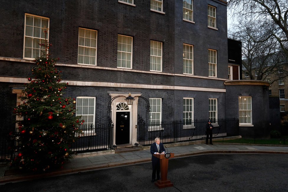 Премьер-министр Великобритании Борис Джонсон произносит речь перед Даунинг-стрит, 10 i