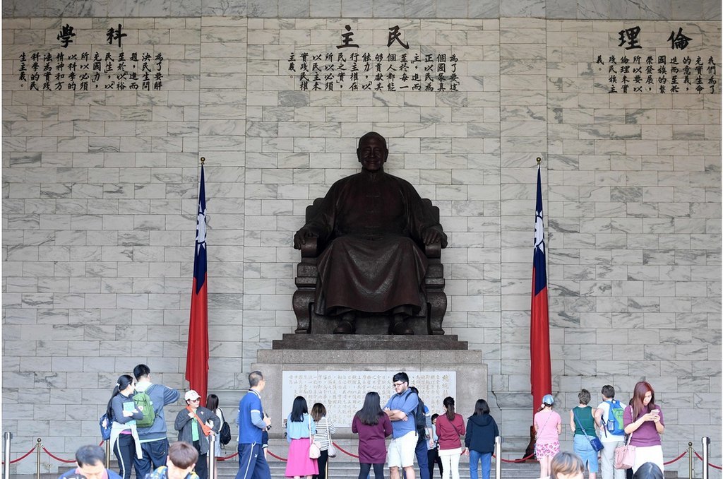 遊客在台灣已故總統蔣介石的雕像前參觀。