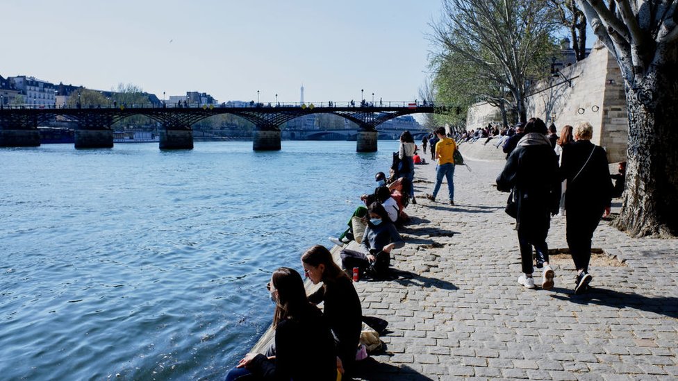 Personas pasean por la rivera del río Sena en París el 2 de abril.