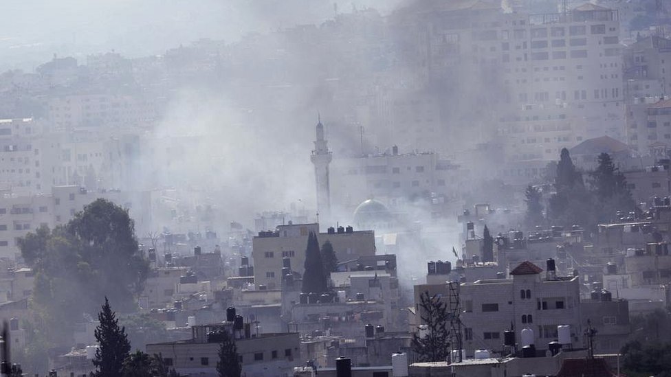 الدخان يتصاعد خلال عملية عسكرية إسرائيلية في مدينة جنين بالضفة الغربية المحتلة 3 يوليو 2023