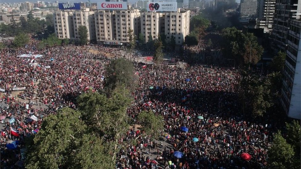 Вид с воздуха на марш демонстрантов во время общенациональной забастовки и всеобщей демонстрации, созванной различными профсоюзами рабочих, 12 ноября 2019 года в Сантьяго, Чили