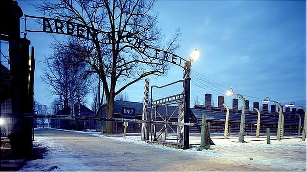 Вход в концлагерь Аушвиц-Биркенау в Освенциме, Польша, с надписью Arbeit Mach Frei (работа делает вас свободным) на воротах. Сейчас он является частью Государственного музея Аушвиц-Биркенау