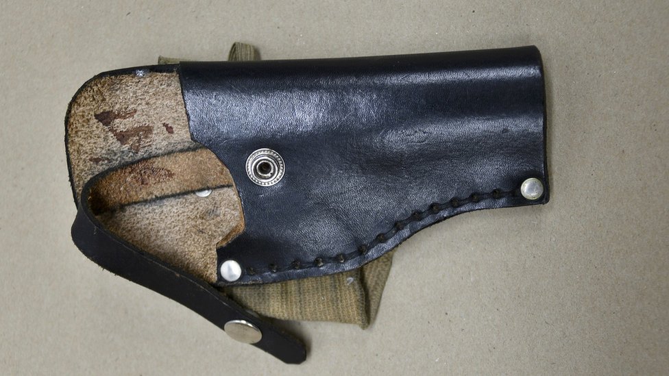 Фотография кобуры для пистолета, которая, по словам полиции, принадлежала Киту Ламонту Скотту. 24 сен 2016