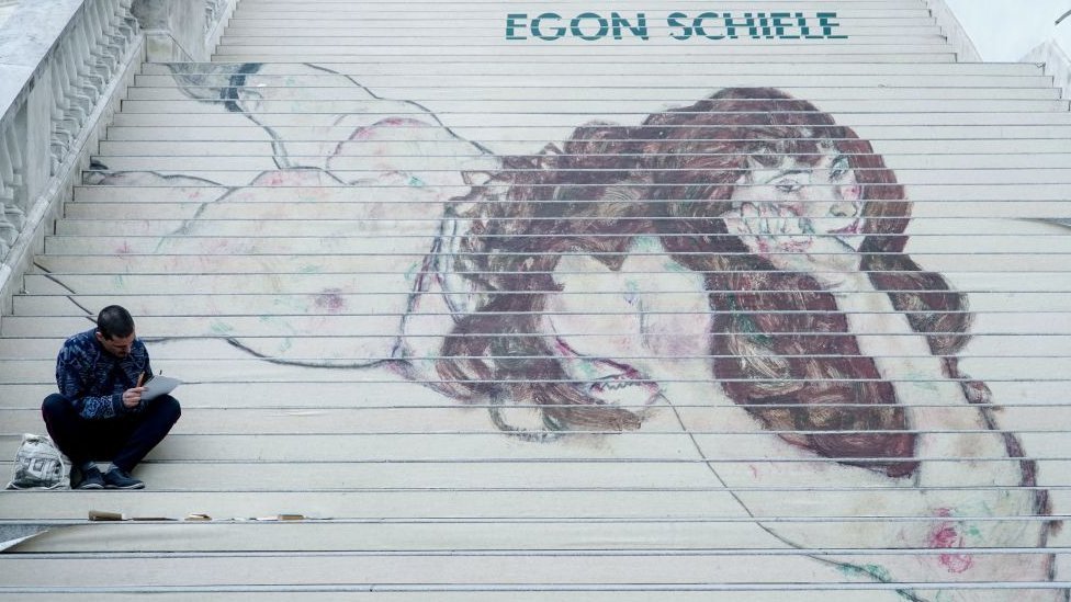 En Viena, nadie tiene problema con que la ciudad se llene de desnudos de Schiele. Reproducción de un artista callejero de una obra de Schiele en las escaleras del Museo de Arte Albertina.