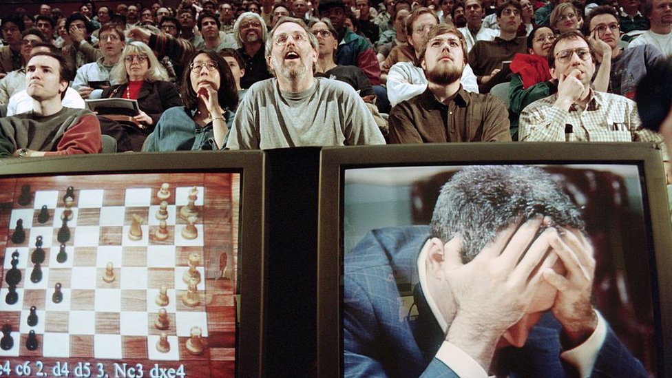 Los entusiastas del ajedrez jadean mientras ven el épico partido entre Kasparov y Deep Blue en 1997