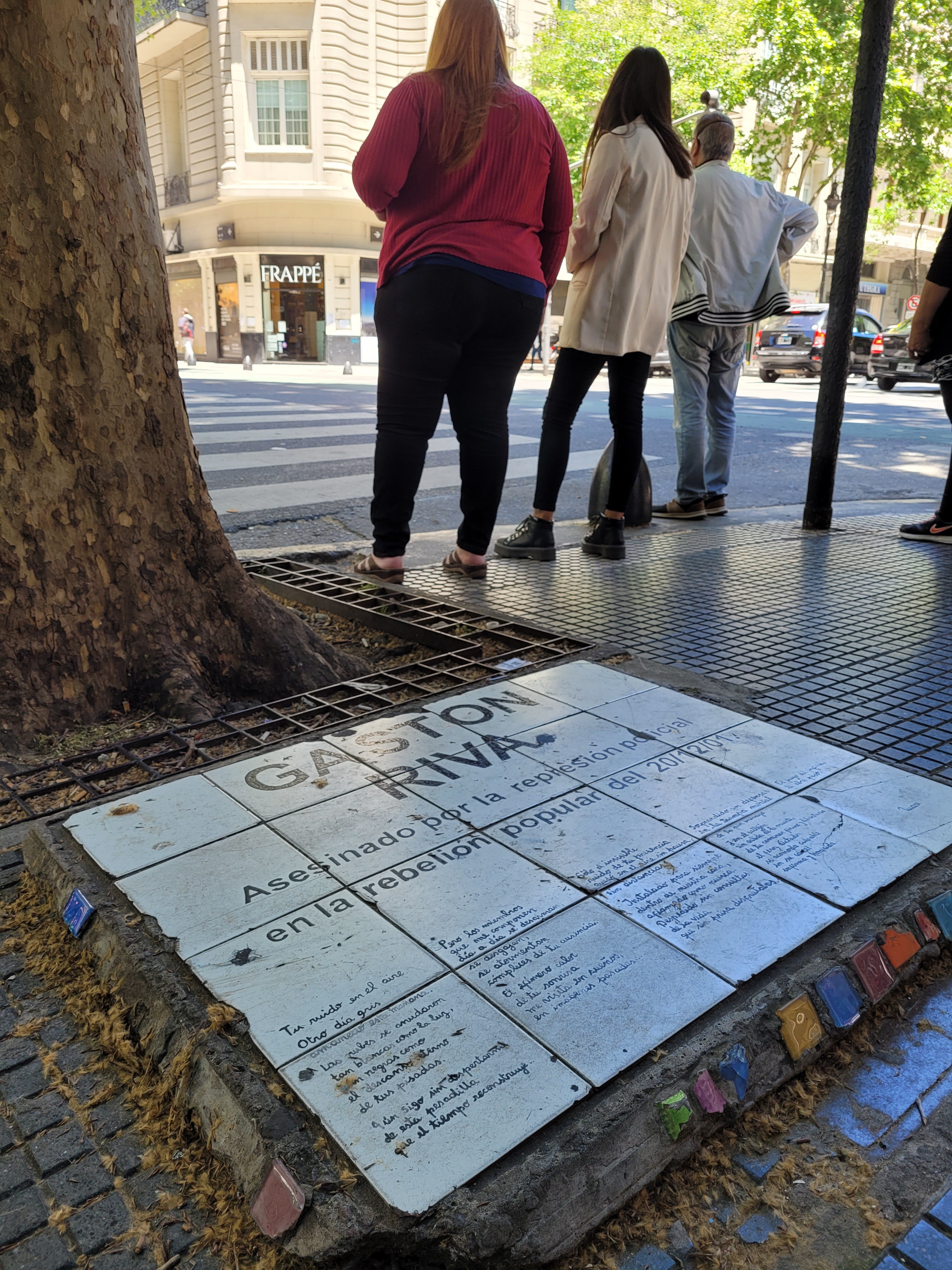 Placa en recuerdo a Gastón Riva en Avenida de Mayo y Tacuarí, en Ciudad de Buenos Aires.