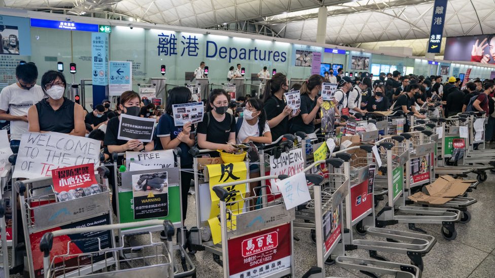 Manifestantes en el aeropuerto de Hong Kong