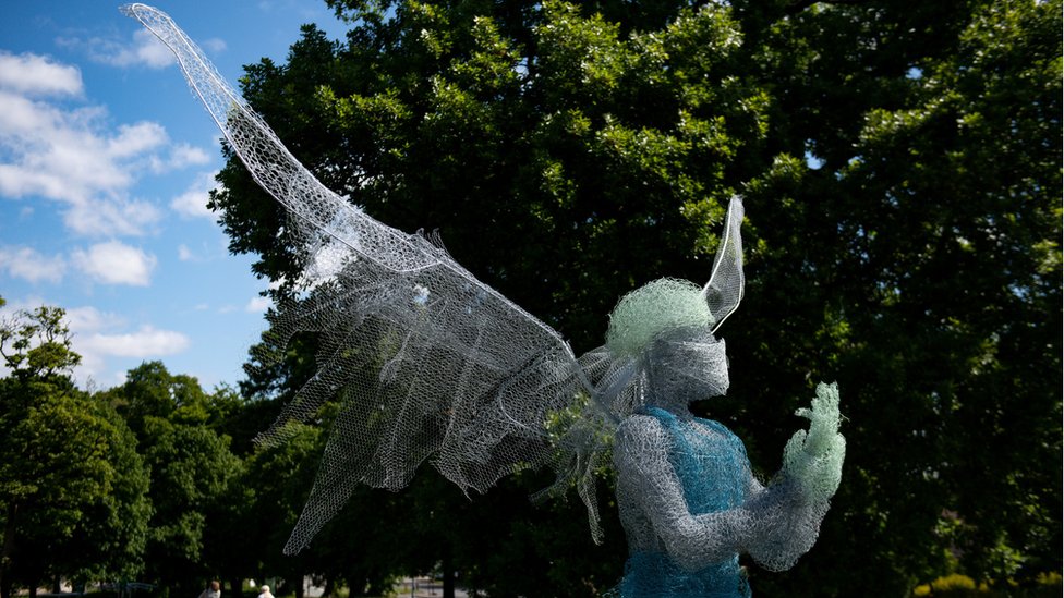 Крылатого медицинского работника скульптора Люка Перри, который был установлен в парк недалеко от Бирмингема, отдающий дань уважения NHS и медицинским работникам во время пандемии коронавируса.