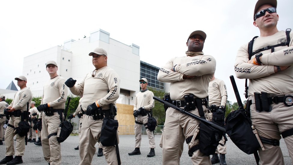 Desde la mañana, la tranquila ciudad estudiantil se llenó de sirenas, patrullas, calles cerradas y efectivos desplegados por todos lados. policías custodiando la entrada al anfiteatro