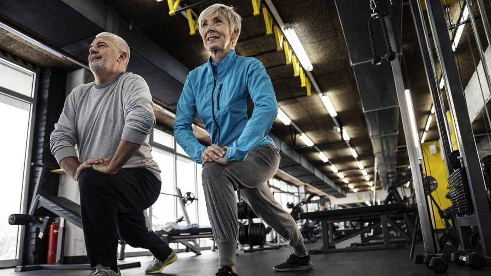 Gente mayor haciendo ejercicio.
