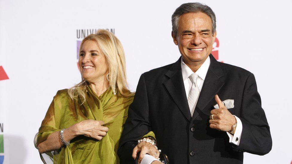 José José y su esposa