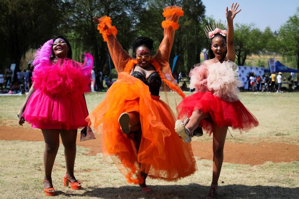 مشاركون في مهرجان سويتو برايد لدعم حقوق المثليين في جوهانسبرغ، جنوب إفريقيا، 24 سبتمبر/أيلول 2022