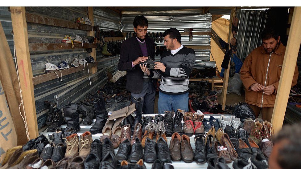 Servicios como esta zapatería proliferan en Zaatari