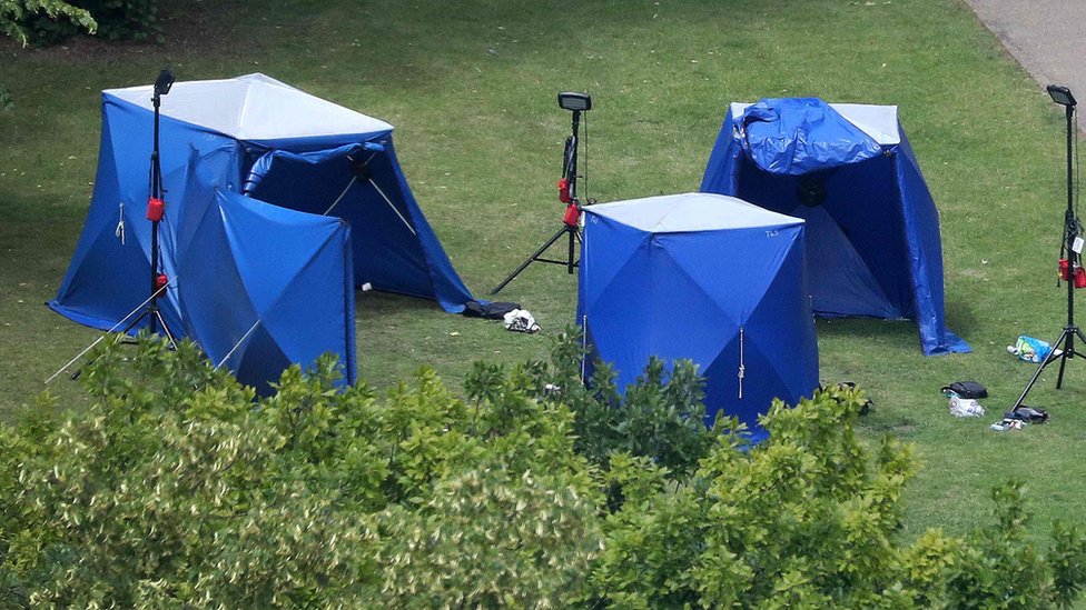 Полицейские палатки и оборудование в Forbury Gardens в Ридинге
