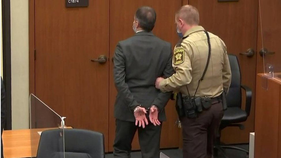 El expolicía Derek Chauvin es trasladado esposado después de conocerse el veredicto en su contra.