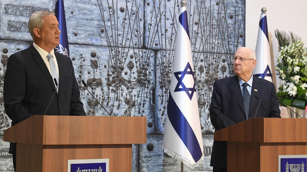 Бенни Ганц (слева) и президент Реувен Ривлин (16 марта 2020 г.)