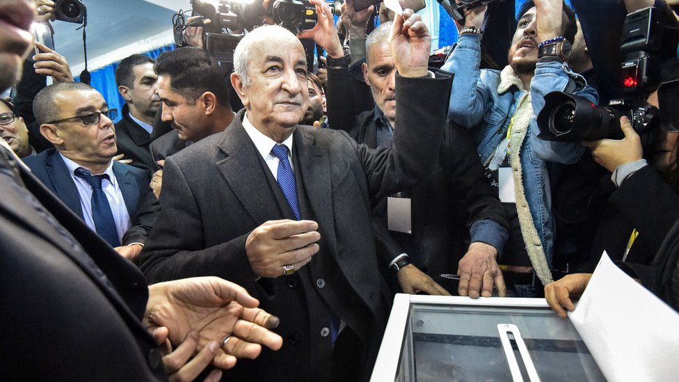 عبد المجيد تبّون يدلي بصوته الخميس12 ديسمبر 2019 في الانتخابات الرئاسية الجزائرية التي أعلن فوزه بها في 13 ديسمبر