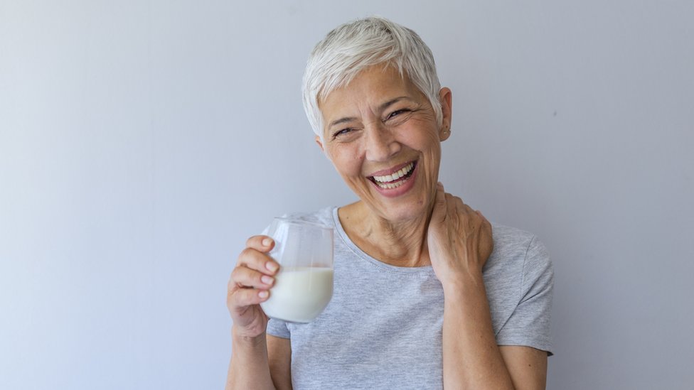 Mujer con un vaso de leche