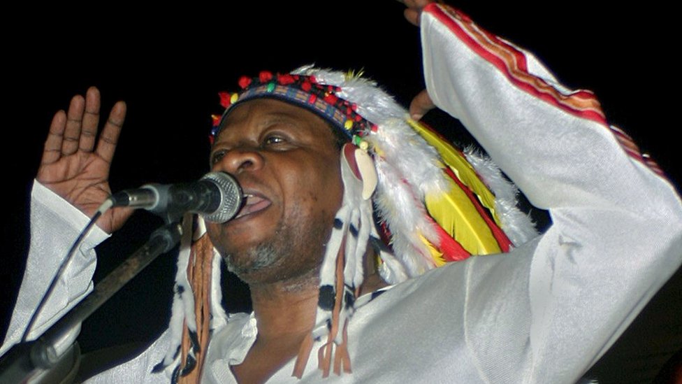 Папа Вемба во время концерта 2004 года в Киншасе