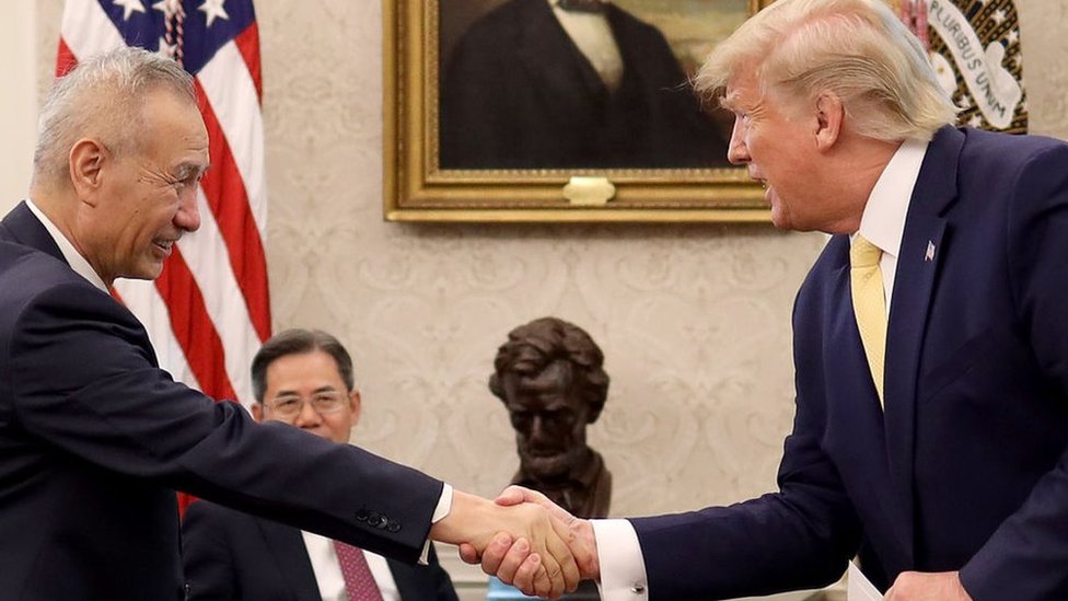 El presidente Trump y el vice primer ministro de China, Liu He, se dan la mano