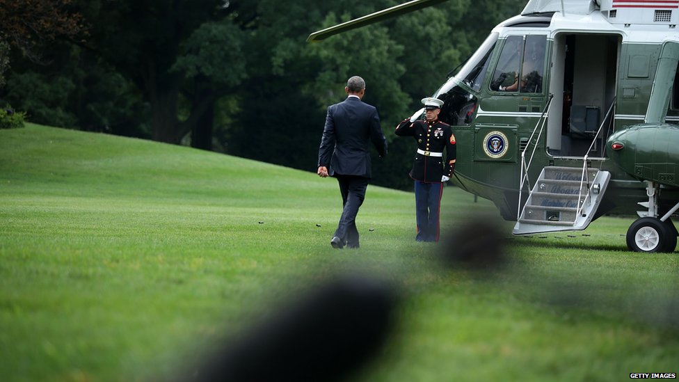 Президент США Барак Обама идет к Морскому пехотинцу перед отъездом из Белого дома 31 августа 2015 года в Вашингтоне, округ Колумбия.