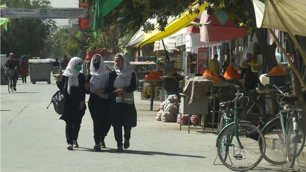 Mujeres caminan en Kabul el 15 de agosto.