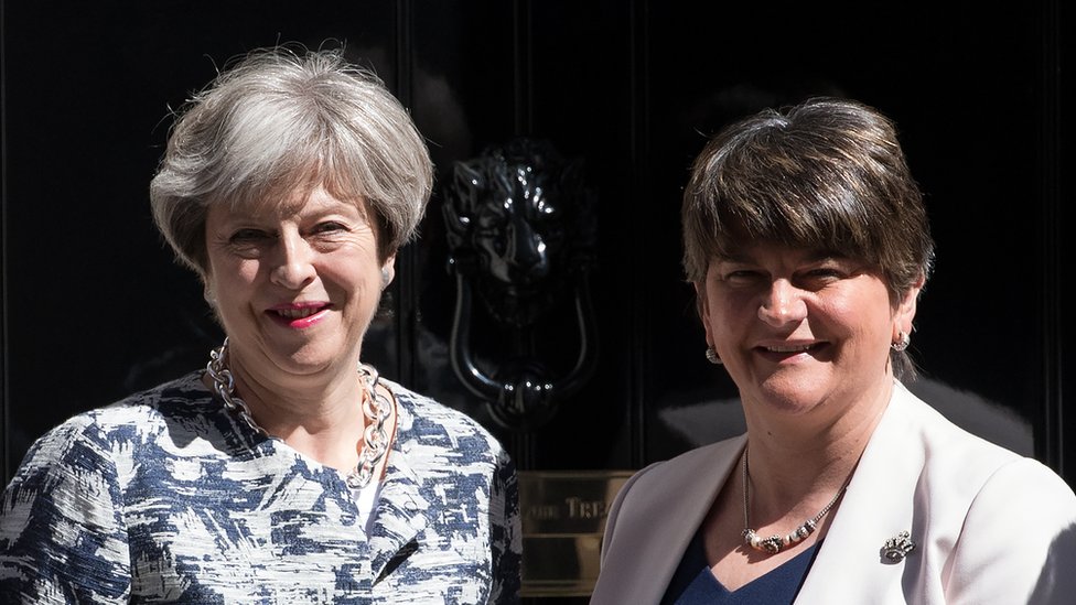 Theresa May necesita del apoyo del partido DUP de Irlanda del Norte para mantenerse en el poder. Theresa May, Arlene Foster