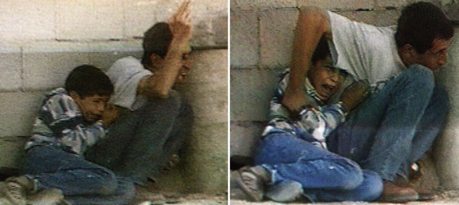 Na skrinšotovima sa televizijskog snimka TV Francuske 2 izraelsko-palestinskih sukoba u Pojasu Gaze 30. septembra 2000. vide se Džamal Al Dura i njegov sin Muhamed kako se kriju iza bureta tokom unakrsne izraelsko-palestinske vatre, nekoliko trenutaka pre nego što je 12-godišnjak pogođen i ubijen