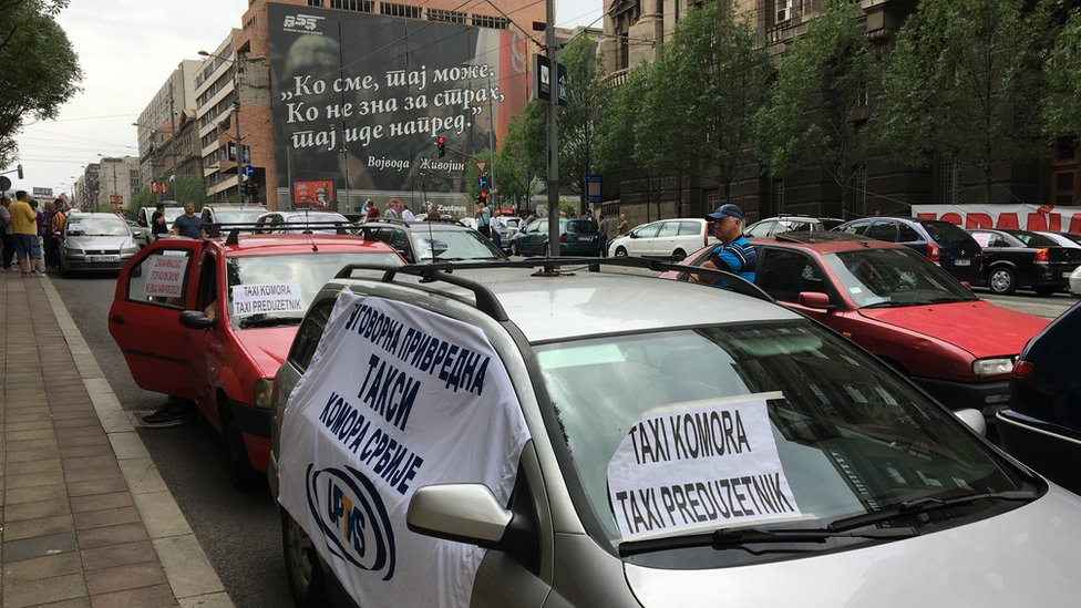 Taksi vozila blokiraju Nemanjinu ulicu ispred zgrade Vlade u Beogradu
