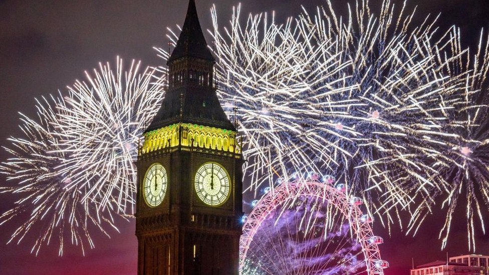 الألعاب النارية التي استمرت 12 دقيقة أضاءت السماء فوق برج ساعة بيغ بن وعجلة عين لندن في وسط المدينة