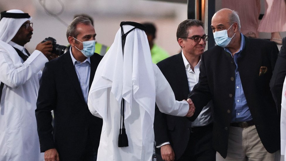 埃馬德·沙吉（左二）、西亞馬克·納馬齊（右二）和莫拉德·塔赫巴茲（右）抵達卡塔爾，他們在那裏轉機。