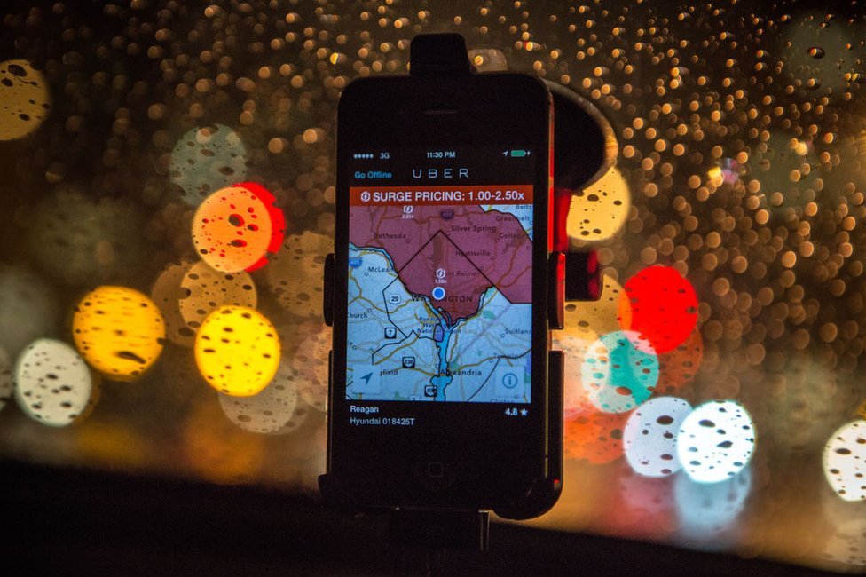 В Вашингтоне действует приложение для водителей Uber на лобовом стекле автомобиля, показывающее повышенные цены