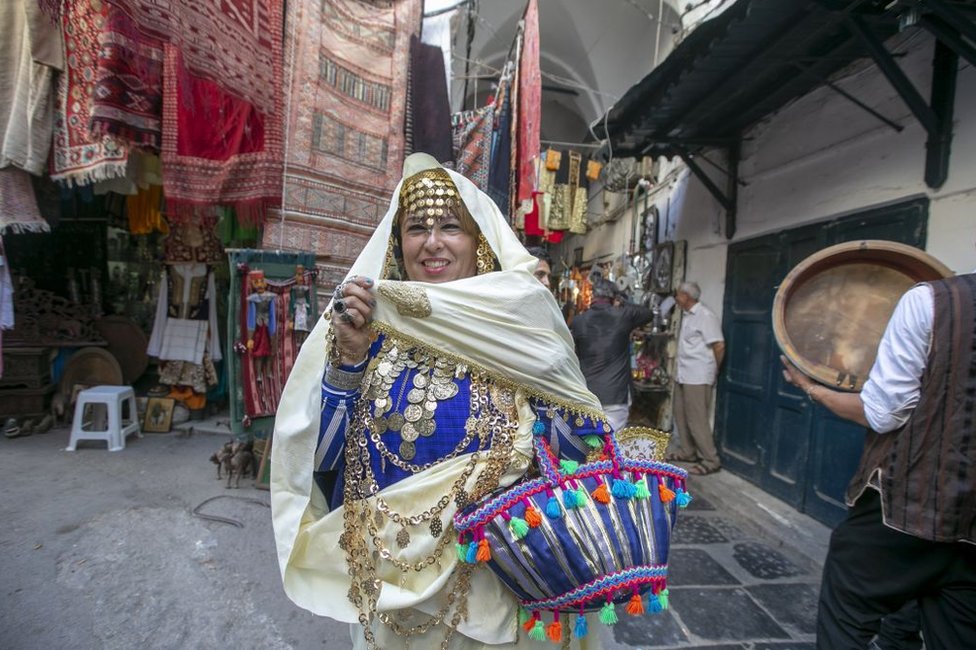 امرأة تونسية بالزي التقليدي