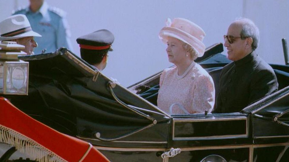 Королева, а затем президент Пакистана Легари Фарук в октябре 1997 года