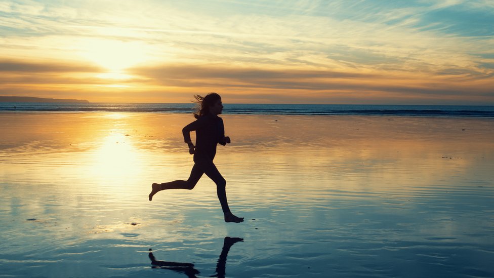 Mujer corriendo al amanecer