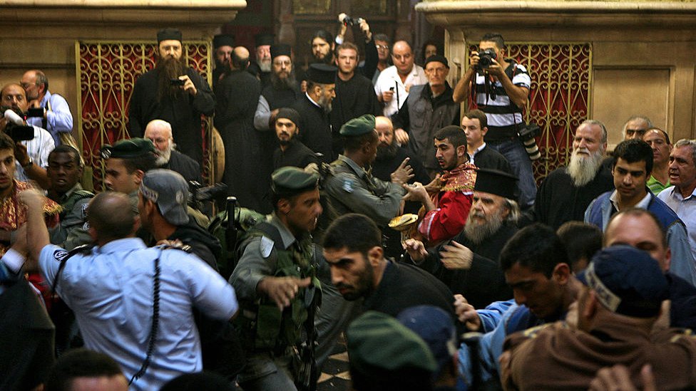 Policías de Israel deteniendo a un armenio.