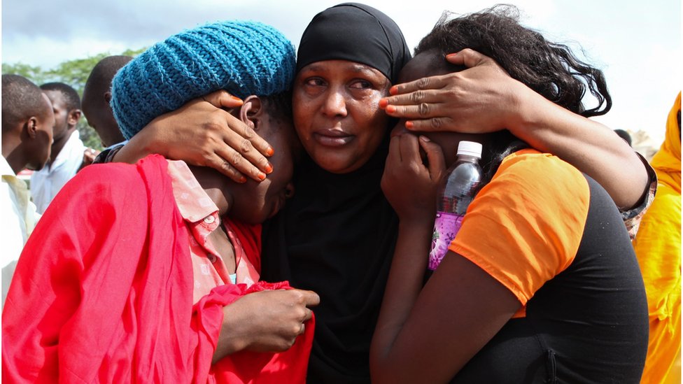Некоторые из спасенных студентов Университета Гарисса утешают друг друга в военном лагере Гарисса в городе Гарисса, расположенном недалеко от границы с Сомали - 3 апреля 2015 г.