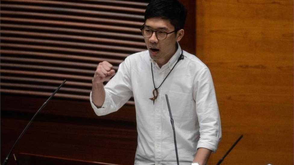 Новоизбранный депутат Нейтан Лоу, 23 года, жестикулирует после принесения присяги Законодательному совету на первом заседании Шестого Законодательного совета (Legco) в Гонконге 12 октября 2016 г.