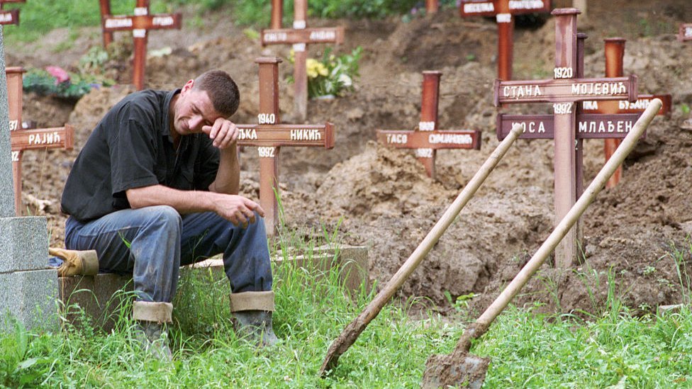 Hombre llora mientras efectúa enterramientos de víctimas de la guerra de Bosnia.