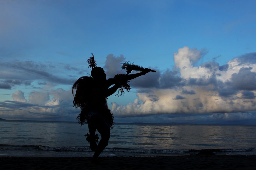 一名所羅門群島的舞者正在表演傳統舞蹈。