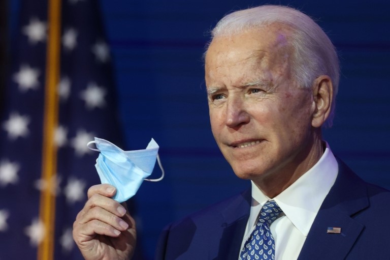 Joe Biden con una mascarilla