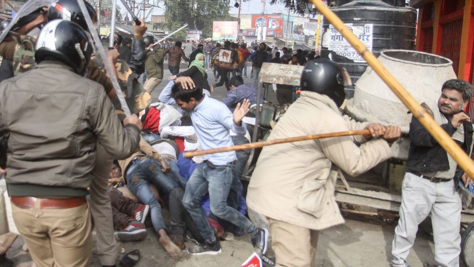 На этой фотографии, сделанной 19 декабря 2019 года, полиция избила протестующих палками во время демонстрации против нового закона Индии о гражданстве в Лакхнау