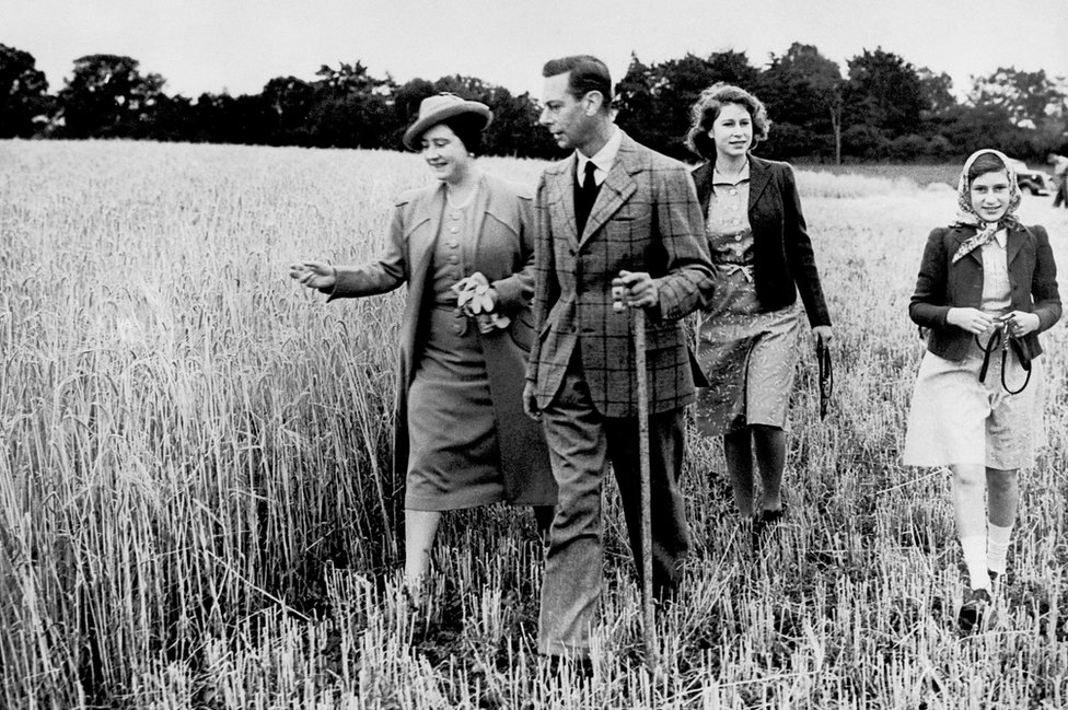 A princesa Elizabeth em 1942 com o rei George 6º, a rainha Elizabeth e a princesa Margaret