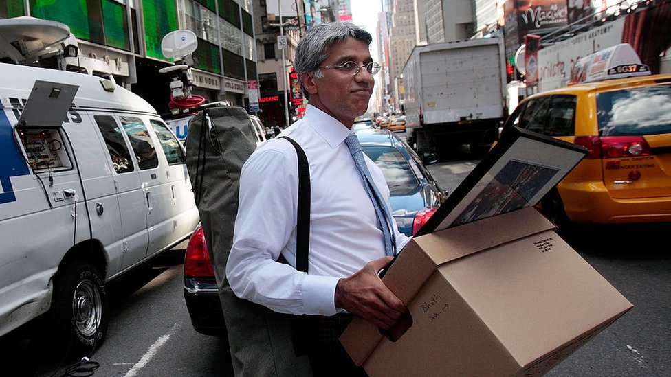 Un trabajador de Lehman Brothers con su caja de pertenencias tras su despido.