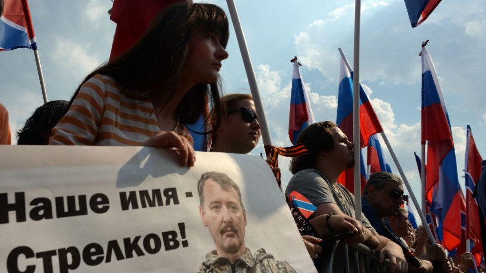 En 2014, un grupo de manifestantes coreaban "Nuestro nombre es Strelkov", en solidaridad con el veterano militar Igor Girkin.