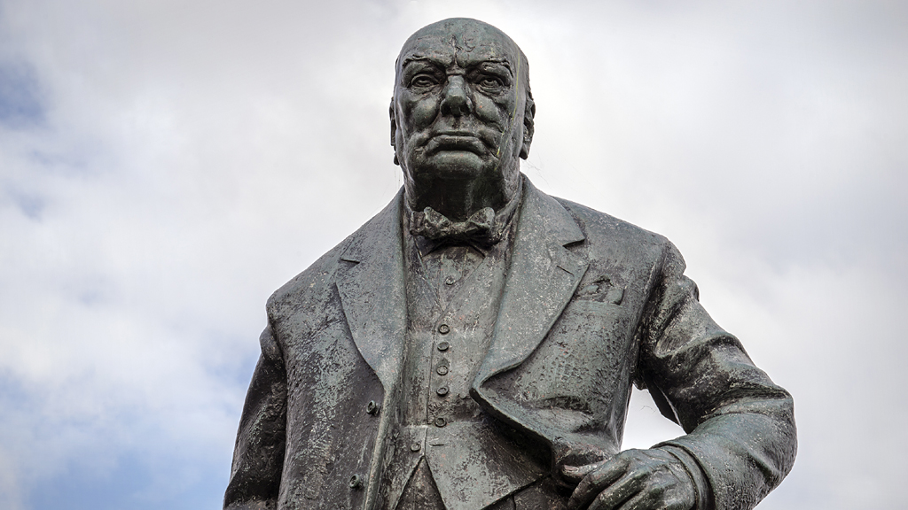Статуя Уинстона Черчилля. Автор Дэвид Макфолл, 1958-9 - Вудфорд, Лондон