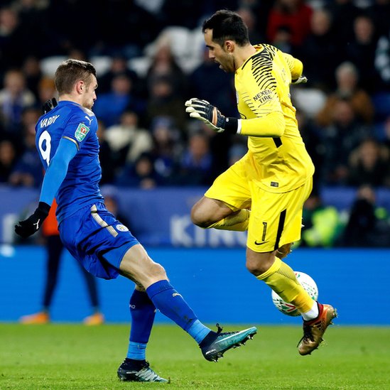 El momento que pudo enterrar la gran actuación de Bravo. Vardy bloquea a Bravo.