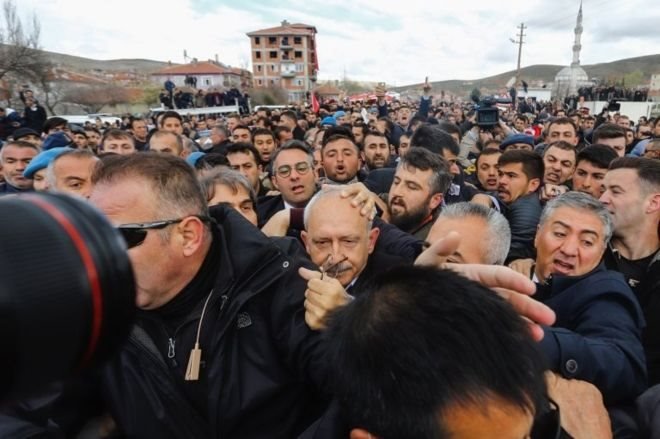 Kemal Kılıçdaroğlu'na Akkuzulu köyünde saldırı