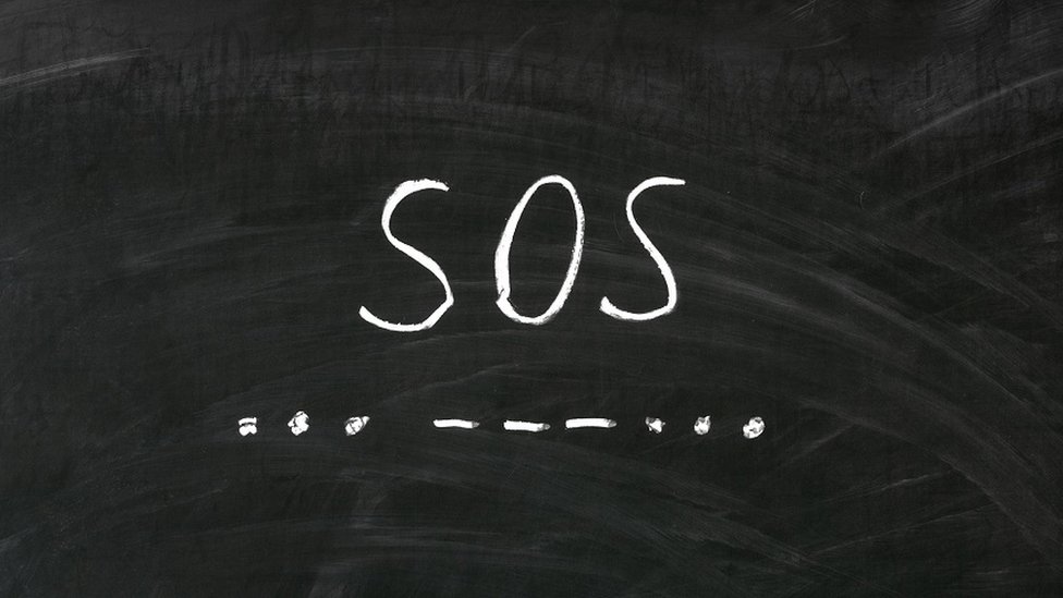 SOS escrito en letras y en código Morse