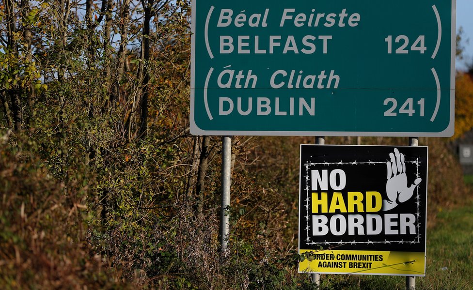 Дорожные знаки на ирландской границе с указанием расстояний до Белфаста и Дублина